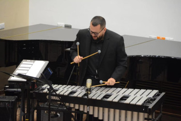 Camilo Moncada tocando en vibráfono