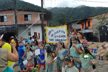 Comparsa de las veredas Las Mercedes y Guayaquil, sobre el Puto Erizo de Arboleda.