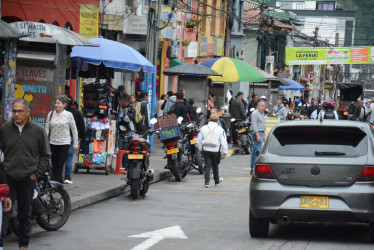 Desde la calle 8 con carrera 5, una fila de motos es avistada por los habitantes. Señalan que desde las 3:00 p.m empiezan a llegar los vehículos a estacionarse. 