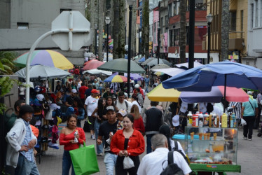 En la foto, la carrera 23 de Manizales en la tarde del jueves (13 de junio). Vendedores informales de Chipre y este sector acudieron al debate de ayer en el Concejo sobre el uso del espacio público. Frente a representantes de la Alcaldía, los comerciantes expusieron sus prioridades y preocupaciones.