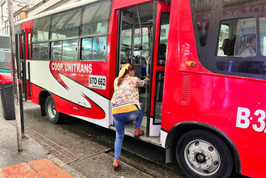 En Manizales, 13 personas han fallecido y 214 han resultado heridas en accidentes con buses y taxis. Usuarios del transporte público, especialmente población de la tercera edad, denuncian falta de seguridad y piden mejoras para prevenir más tragedias. Autoridades y empresas explican medidas de prevención.