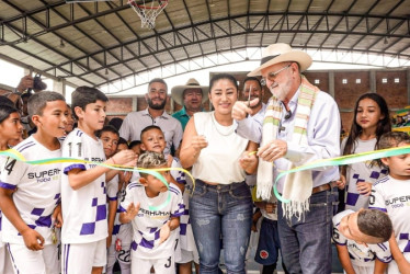 El gobernador de Caldas, Henry Gutiérrez Ángel, estuvo en la inauguración del coliseo.