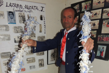 Lázaro, en traje de cortos y con sus banderillas.