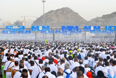 Los peregrinos musulmanes asisten al ritual simbólico de la lapidación del diablo en el puente Jamarat durante la peregrinación Hajj, cerca de La Meca, Arabia Saudita.