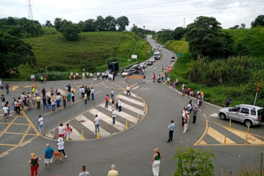 En el sector de Las Margaritas (Risaralda) protestaron el domingo (9 de junio) para que en este punto se construyan un puente elevado y una glorieta. La petición la hacen debido a los accidentes en este punto de la calzada.