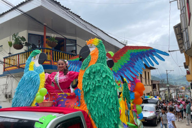 La representante de la vereda Buenavista estuvo rodeada de figuras de guacamayas.