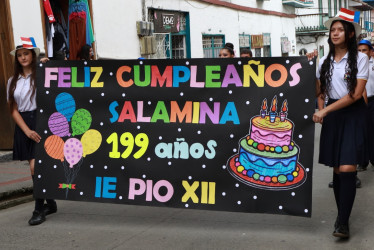 La banda sinfónica de la I.E. Pío XII de Salamina estuvo presente en el desfile por las calles del municipio.