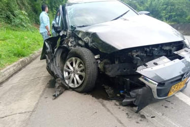 Así quedó el carro tras chocar contra un separador de las obras en la vía Manizales - Medellín.