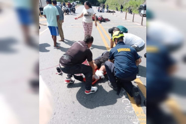 El momento en el que los organismos de socorro atendieron a los lesionados por el choque de las motos. 