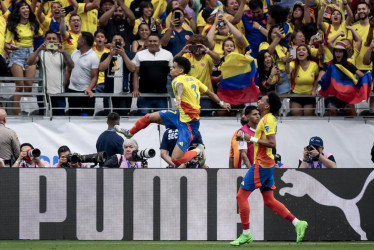 Luis Díaz (i) celebra con Johan Mojica luego de anotar el primer gol contra Costa Rica, un tanto de penalti, durante la primera mitad del partido de fútbol del grupo D de la Conmebol Copa América 2024 entre Colombia y Costa Rica, en Glendale, Arizona (EE.UU.).