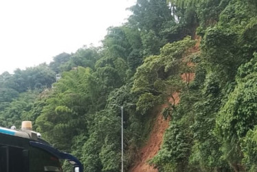 Derrumbe en la vía Manizales - Chinchiná, por San Peregrino. 