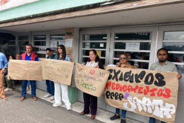 Docentes de Manizales acompañaron ayer a Lina Patricia Vanegas, madre de Samantha, en un plantón al frente del Instituto Universitario en Manizales. Ella espera que le den continuidad a la entrega de medicamentos para su hija.