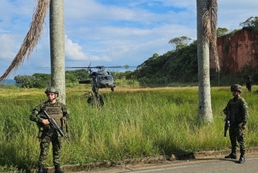 Helicópteros de las Fuerzas Militares fueron aterrizaron en zona rural de Jamundí (Valle del Cauca) para evacuar hacia Cali a Sigifredo Márquez Trujillo, papá de Francia Márquez, vicepresidenta de Colombia.