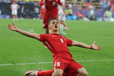 El jugador de Turquía Arda Güler celebra tras marcar el 2-1 durante el partido de la Eurocopa 2024 que disputan Turquía y Georgia en Dortmund, Alemania.