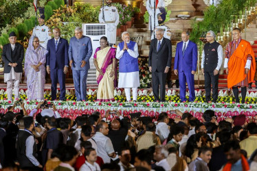 De izq. a der., el primer Ministro de Nepal, Pushpa Kamal Dahal 'Prachanda'; el primer ministro de Bangladesh, Sheikh Hasina; el presidente de Maldivas,  Mohamed Muizzu; el vicepresidente de India, Jagdeep Dhankhar; el presidente de India, Droupadi Murmu; el primer ministro de India, Narendra Modi; el presidente de Sri Lanka, Ranil Wickremesinghe; el vicepresidente de Seychelles, Ahmed Afif; el primer ministro de Mauricio, Pravind Kumar Jugnauth, y el primer ministro de Bután, Tshering Tobgay.