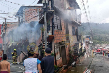 El incendio se generó en una vivienda de dos piso del barrio Altos de Santa Ana.