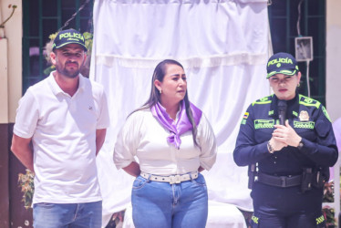 El alcalde de Marmato, Carlos Alberto Cortés Chavarriaga; la primera gestora, Alejandra Milena Galvis; y la coronel Liliana Andrea Jiménez Falla, comandante de Policía Caldas. 