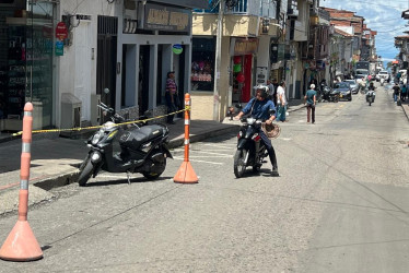 Los comerciantes se toman la vía cerrando algunos tramos con cintas.