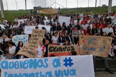 Esta foto corresponde a la manifestación de la comunidad del colegio Fe y Alegría La Paz, del barrio El Caribe de Manizales, efectuada el miércoles pasado en apoyo a la niña Samantha, y a su madre, Lina Patricia Vanegas. La toma de este martes será desde las 11:00 a.m. en la avenida Santander, al frente del Instituto Universitario.