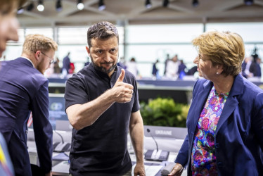 El presidente de Ucrania Volodimir Zelensky (izquierda) hace un gesto junto a la presidenta Federal de Suiza Viola Amherd (derecha) al término de la sesión plenaria de la Cumbre de Paz para Ucrania.