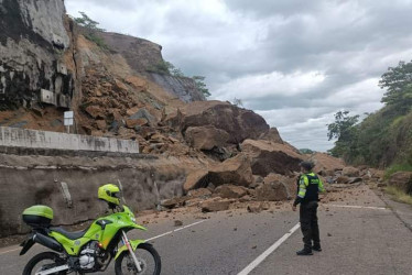 Cierre de la Ruta del Sol, entre Puerto Salgar  y Guaduas (Cundinamarca) por caída de rocas.