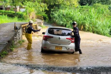 Este es el vehículo que fue sorprendido por la profundidad y la fuerza del agua en San José (Caldas).