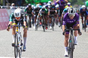 Alejandro Osorio, de GW Erco Shimano (i), venció en la línea de meta a Sergio Luis Henao, de NU Colombia, y ganó este lunes la tercera etapa de la Vuelta a Colombia que llegó a Mariquita (Tolima).