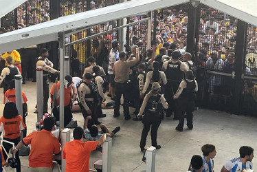 Integrantes de la Policía de Estados Unidos debieron controlar el caótico ingreso de los aficionados al estadio Hard Rock de Miami.