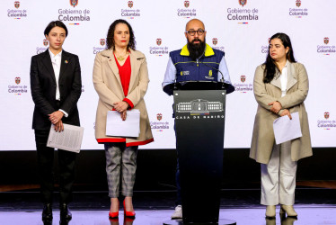 De izq. a der., la ministra de Agricultura, Martha Carvajalino; la ministra de Transporte, María Constanza García; el director de la Unidad Nacional para la Gestión del Riesgo de Desastres, Carlos Carrillo, y la directora general del Ideam, Ghisliane Echeverry, durante una declaración en Casa de Nariño.