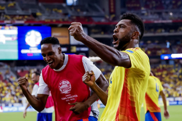 Miguel Borja celebra con Yerry Mina.