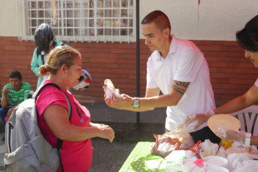 El personal de enfermería y asistencial del Hospital San Marcos de Chinchiná colaboró en la elaboración de comestibles. Las ventas son para ayudar en el mantenimiento de la infraestructura física.