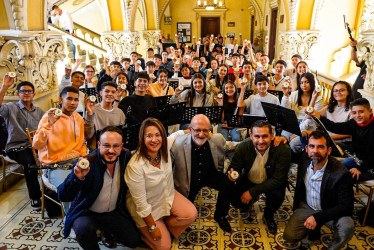 Los integrantes de la Banda Sinfónica Juvenil de Caldas con el gobernador de Caldas, Henry Gutiérrez.