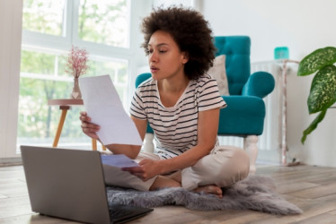 Mujer pagando una factura por internet