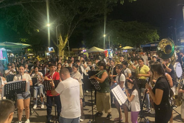 En el parque principal de Viterbo se presentan de las ocho bandas participantes.