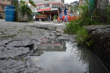 Una obstrucción en la red de alcantarillado ha generado malos olores en el sector desde hace un mes. Habitantes de la zona aseguran que el hedor se intensificó en la última semana. Aguas de Manizales respondió al llamado.