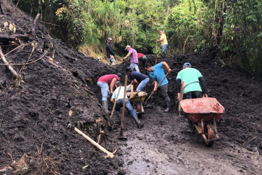 Habitantes del corregimiento Montebonito (Marulanda, Caldas) despejaron este jueves la vía del sector luego de un derrumbe. Gracias a su intervención, hay paso provisional. El viernes llegaría personal de la Gobernación a terminar de remover la tierra. Al menos 14 vías de Caldas tuvieron cierres por derrumbes y obras. En total, 24 rutas del departamento sufrieron afectaciones en la movilidad.