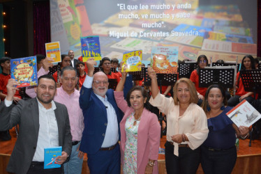 La entrega de las bibliotecas se cumplió ayer en Confa con la presencia de autoridades educativas de Caldas y de directivos de los colegios favorecidos. 