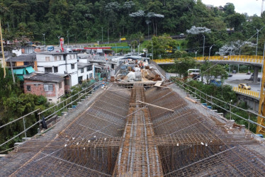 Las obras en el intercambiador vial Los Cedros tienen plazo hasta finales de este año. A falta de un semestre para entregar la construcción, conozca el avance de los trabajos. La Alcaldía de Manizales reitera que no habrá más prórrogas y cuestiona la planeación del proyecto, iniciado en la Administración de Carlos Mario Marín.