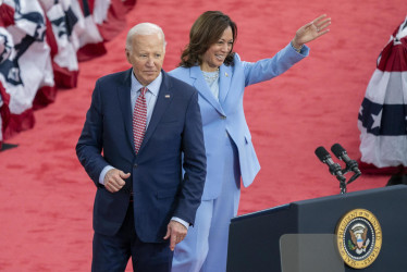 El presidente estadounidense, Joe Biden, y la vicepresidenta, Kamala Harris, concluyeron sus comentarios durante un mitin de campaña en el Girard College de Filadelfia, Pensilvania, EE. UU., el 29 de mayo del 2024. Biden anunció este domingo (21 de julio) en su cuenta X que no buscaría la reelección en noviembre de este año y respaldó a Harris para que sea la nueva candidato demócrata.