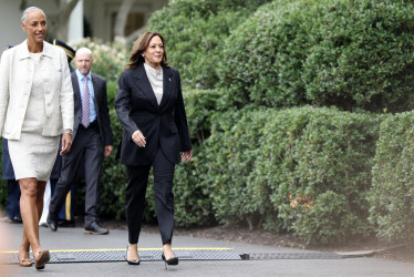 La vicepresidenta estadounidense, Kamala Harris (d), llega con la vicepresidenta senior de campeonatos de la NCAA, Lynda Tealer (i), para un evento con los equipos campeones de la National Collegiate Athletic Association (NCAA), en el jardín sur de la Casa Blanca, Washington DC (Estados Unidos), este martes 22 de julio del 2024.