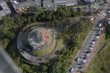 Monumento a Los Colonizadores, en Manizales. La nueva empresa iniciaría sus labores en la capital de Caldas y buscaría llegar a distintos municipios del Eje Cafetero.