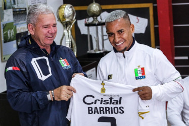 Hernán Darío Herrera, técnico del Once Caldas, con Michael Barrios, refuerzo.