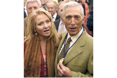 El torero español Paco Camino, junto a su esposa Isabel Sánchez en el 2004.