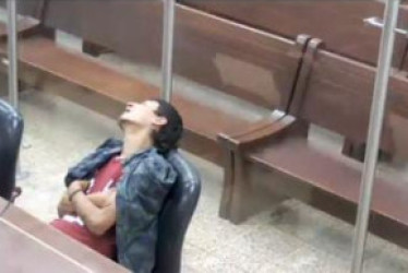 Un hombre señalado de robo se durmió mientras la Fiscalía narraba la acusación de cargos en su contra durante una audiencia de control de garantías en Manizales.