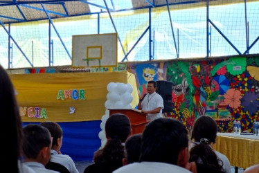 El párroco William Arango durante la ceremonia religiosa en honor a los fallecidos en la toma guerrillera de hace 24 años en Arboleda (Pensilvania).