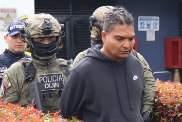 Integrantes de la Dirección de Investigación Criminal e INTERPOL (Dijín), custodian al ciudadano venezolano Larry Amaury Álvarez Núñez, alias Larry Changa, el lunes 1 de julio luego de ser capturado y trasladado a Bogotá.