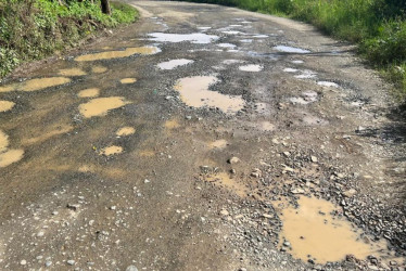 Los huecos que hay en la vía representan un peligro para los conductores que se movilizan por ella. 