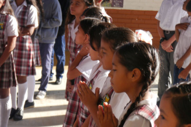 En el colegio rural Eduardo Gómez Arrubla, de Chinchiná, sus estudiantes iniciaron con optimismo este segundo semestre académico. Rezaron antes de empezar las clases.