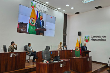 Luis Gonzalo Valencia, presidente del Concejo de Manizales, en su discurso de clausura del segundo periodo de sesiones ordinarias. Asiste el alcalde, Jorge Eduardo Rojas.