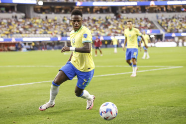 Vinícius Júnior, delantero de la selección Brasil. Conmebol reconoció que el VAR se equivocó al no revisar la decisión del árbitro al no sancionar penalti de Daniel Muñoz sobre Vini.